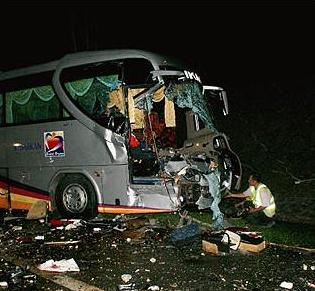 Gambar Kemalangan Ngeri Delima Express Di Simpang Ampat! Bas+delima+kemalangan+2