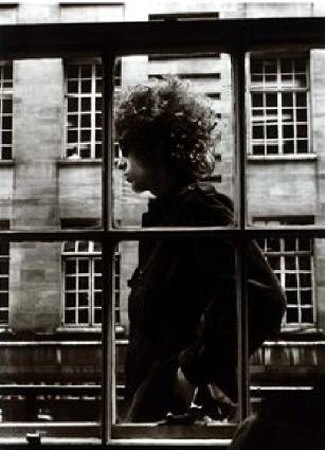 [PF_2061369~The-One-and-Only-Bob-Dylan-Walking-Past-a-Shop-Window-in-London-1966-Posters.jpg]