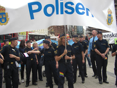 Gays policías desfilaron con orgullo.