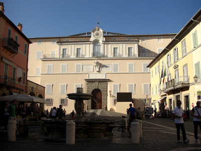 Plaza del pueblo y entrada principal a la residencia Papal.