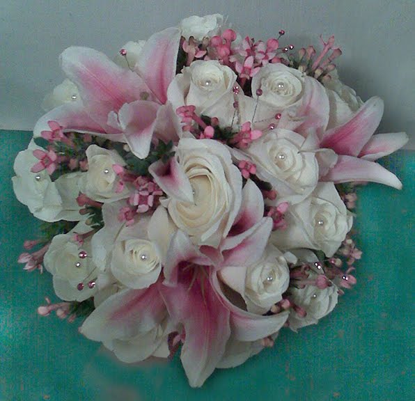 It's All About the Flowers! COMMON SCENTS Why Brides Carry Bouquets