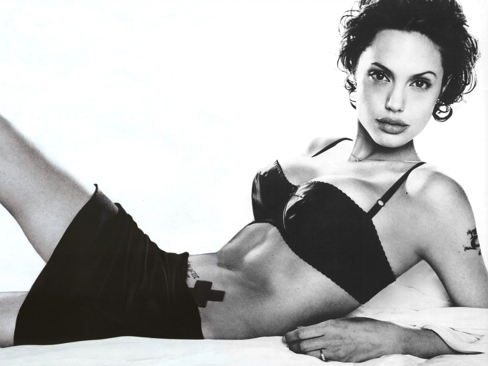 Красивая Анджелина Джоли на эротических снимках. Фото с голой Анджелиной Джоли