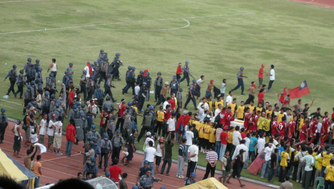[Riot+Polices+and+football+fan.JPG]