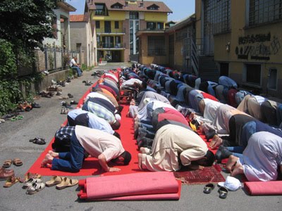 Italy-islam-muslim-street-prayer.jpg