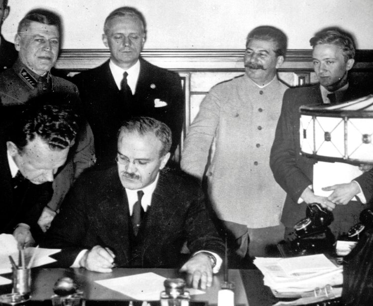 1, 1939. [Joachim+von+Ribbentrop+(third+from+right),+watches 1, 1939. [Joachim+von+Ribbentrop+(third+from+right),+watches