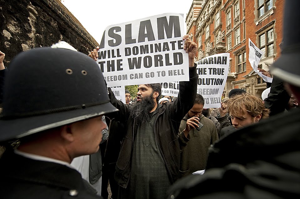 Protesters%2Brallied%2Banti-Islamic%2BDutch%2Blawmaker%2BGeert%2BWilders%2Bnews%2Bconference%2BLondon%2BFriday%2BWilders%2Bfilm%2Babout%2BIslam%2Barrived%2BLondon%2Bban%2Bagainst%2Bhim%2Bentering%2BBritain%2Boverturned.jpg
