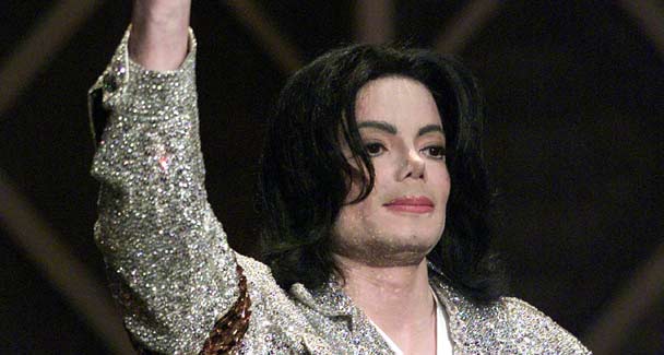 US+pop+singer+Michael+Jackson+salutes+the+audience+after+recieving+the+Artist+of+the+Century+Award+during+the+29th+Annual+American+Music+Awards+at+the+Shrine+Auditorium+in+Los+Angeles+09+January+2002.+June+25,+2010.jpg