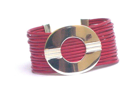 Brazalete de cuero rojo