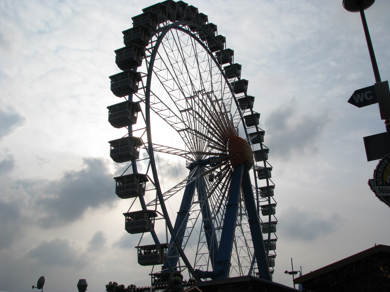 [sept.24,2008-munich.octfest850.JPG]