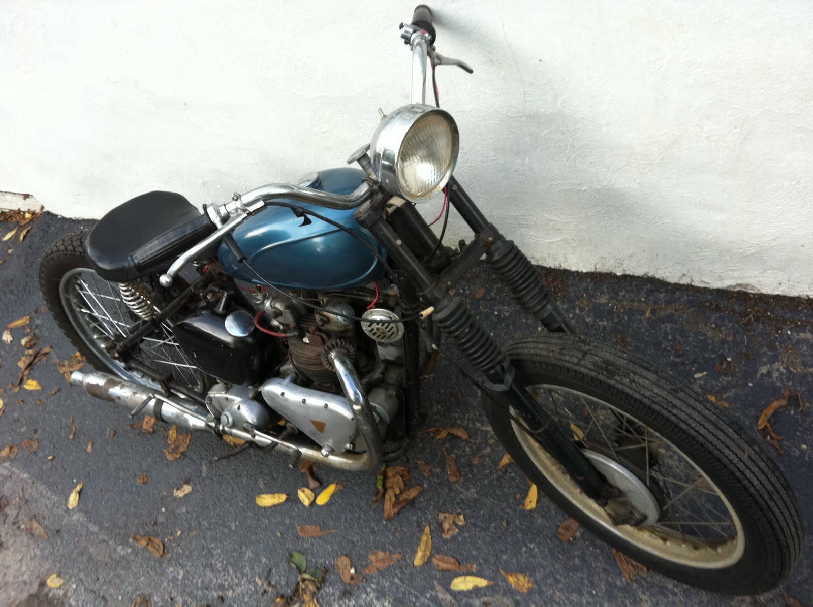 Smoke and Throttle New toy, 1951 Triumph 5t Speed Twin Bobber