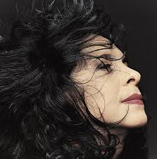 Futuros amantes. Gal Costa canta Chico Buarque. "... o amor não tem pressa, ele pode esperar em silêncio num fundo de armário, na posta-restante, milênios, milênios no ar..."