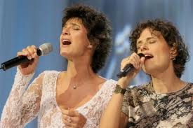 Então me diz? o É Isso aí? Original en inglés y dos versiones en portugués. Simone+Zélia Duncan y Ana Carolina