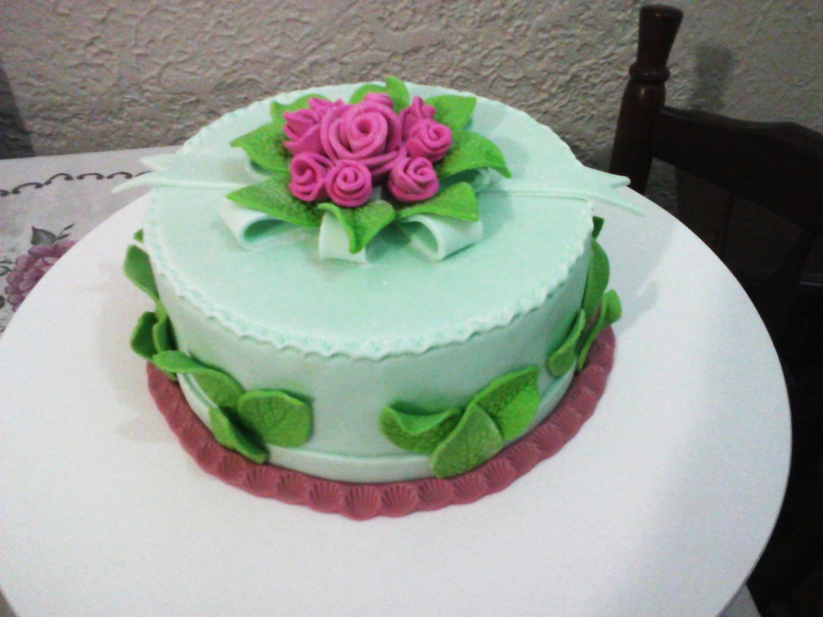 Rogerio Cake Designer Bolo Arranjo de Rosas, em pasta americana