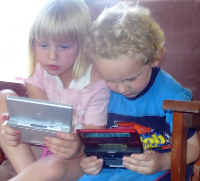 http://1.bp.blogspot.com/_R-sfcT5C6z0/SlkTSlvfIQI/AAAAAAAAHPo/CDugnBC7-mc/s400/aidan+and+j.t.+nintendo+ds+.jpg