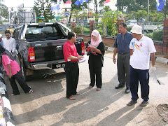 YB DATO' AMIRUDDIN SEDANG DITEMURAMAH OLEH PEMBERITA SEMASA GOTONG ROYONG DI KOMPLEKS UMNO BAHAGIAN