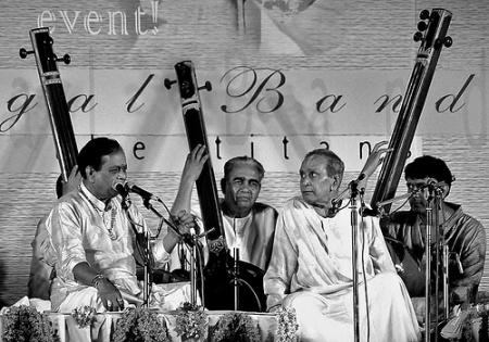 http://1.bp.blogspot.com/_R1C2Ly_0Dd8/TSuVSm8s8RI/AAAAAAAAAPI/eYOYJtmz1nk/s1600/Balamurali+Krishna+and+Bhimsen+Joshi.jpg