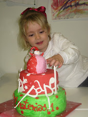 atacando la tarta de luna de papel...