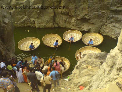 basket boats in hoganekkal with boat men waiting for tourists,for a river boat journey through river kauvery,basket boats,tamilnadu river tours,south indian boating river tour