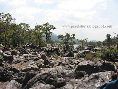 rocky landscape of polished rocks by the river water in hogenekkal,water polished river roks,rocky river bank,tamilnadu rivers