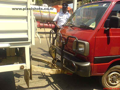 maruthi van tugged by ernakulam traffic police for wrong parking in mg road of ernakulam