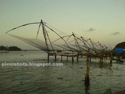 chinese-fish nets,kerala old fishing methods,kerala sea shore fishing nets,fort Cochin attractions,kerala-fishing,sea-fishing-methods,chinease fish nets photos with cellphones