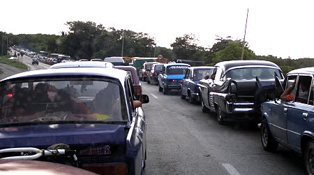 [Cortic...Policía+interrumpe+trafico.JPG]