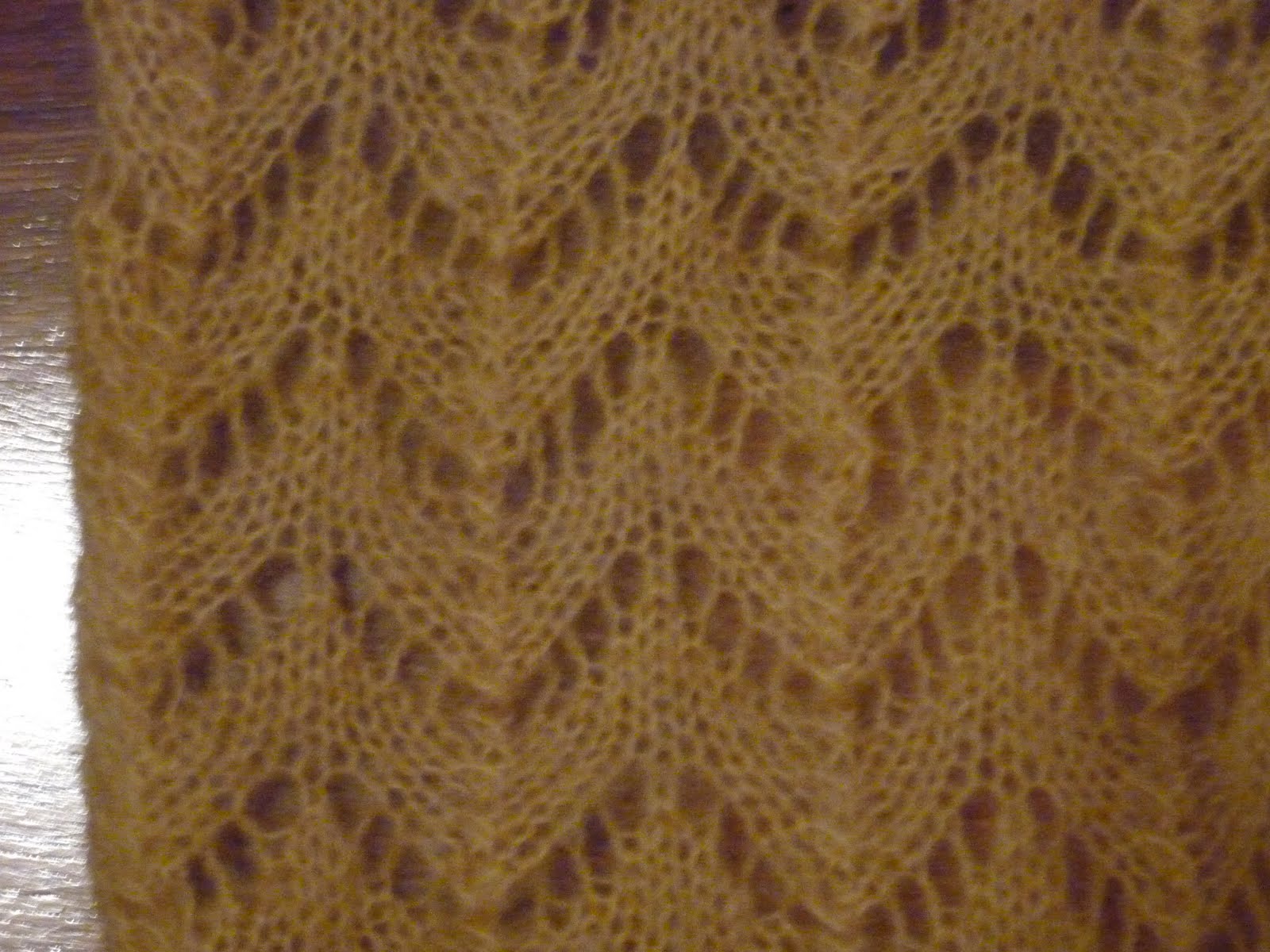 Lacy froth: 02 Horseshoe lace knit scarf