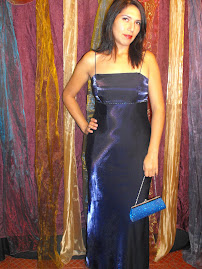 VESTIDO  TELA SATIN BRILLANTE  AJUSTABLE EN ESPALDA  TALLA 42  44 CORTE AL CEJO  SE AJUSTA ACUERPO