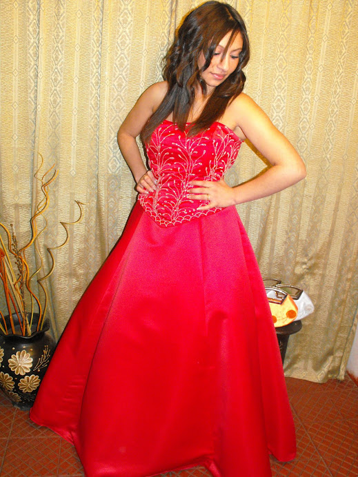 VESTIDO  ROJO  TIPO  PRINCESSA  BORDADO EN CANUTILLO  Y STRASS   TALLA 44  RASSO   ROJO
