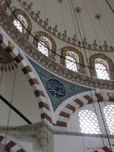 l'intérieur lumineux de la jolie mosquée