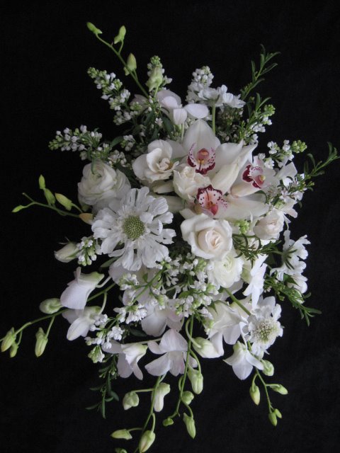 SPRING FLOWERS FOR A WINTER WEDDING