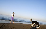 [Mujer-paseando-un-perro-en-la-costa-104298.jpg]