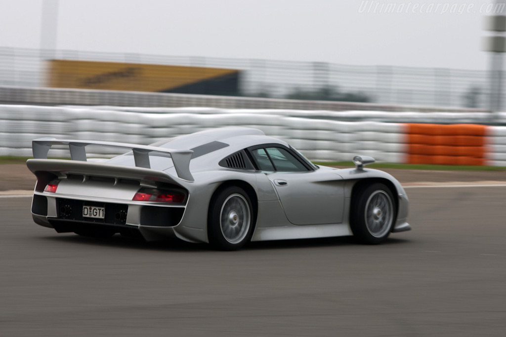 http://1.bp.blogspot.com/_Rj5WR2t_eD4/TMCEfB4AiSI/AAAAAAAAJWw/RuX84G1z6-c/s1600/Porsche-996-GT1-EVO-Strassenversion_6.jpg