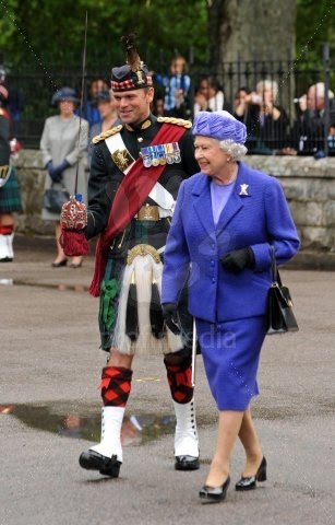Queen Elizabeth inspects the queen elizabeth 1st castle. Queen Elizabeth inspects the