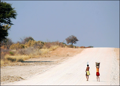 [_44211570_girls+fetching+water+from+well+23+km+from+villageroad_416x300+Chimoio.jpg]