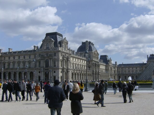 [Louvre1.jpg]