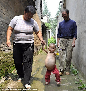 criança chinesa tem um ano gravida
