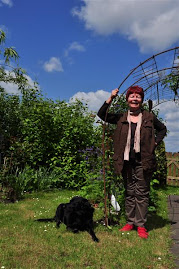 Mit meiner Hündin Paula im Garten