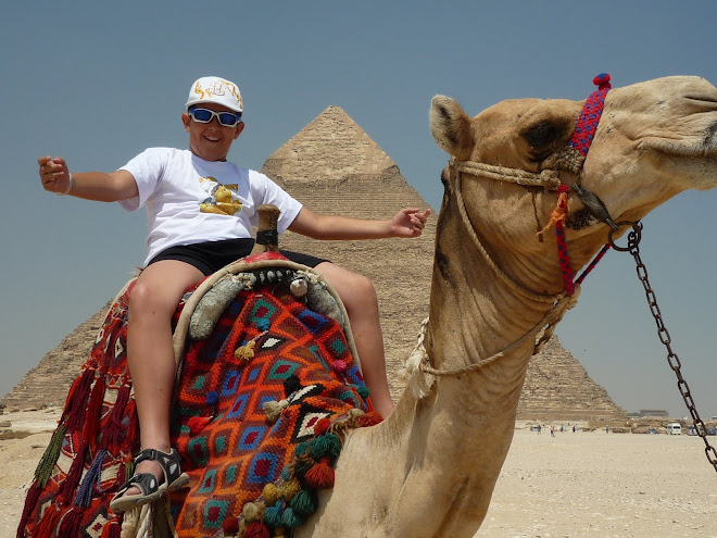aaron pascual en un camello en el Cairo