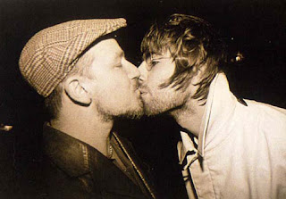 http://1.bp.blogspot.com/_S5aVltQ0Uio/R8z9AKOObXI/AAAAAAAACpY/VCXlSoar0Pc/s320/u2-liam-oasis.jpg