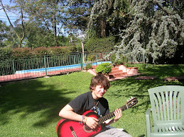 pabli guitarreando