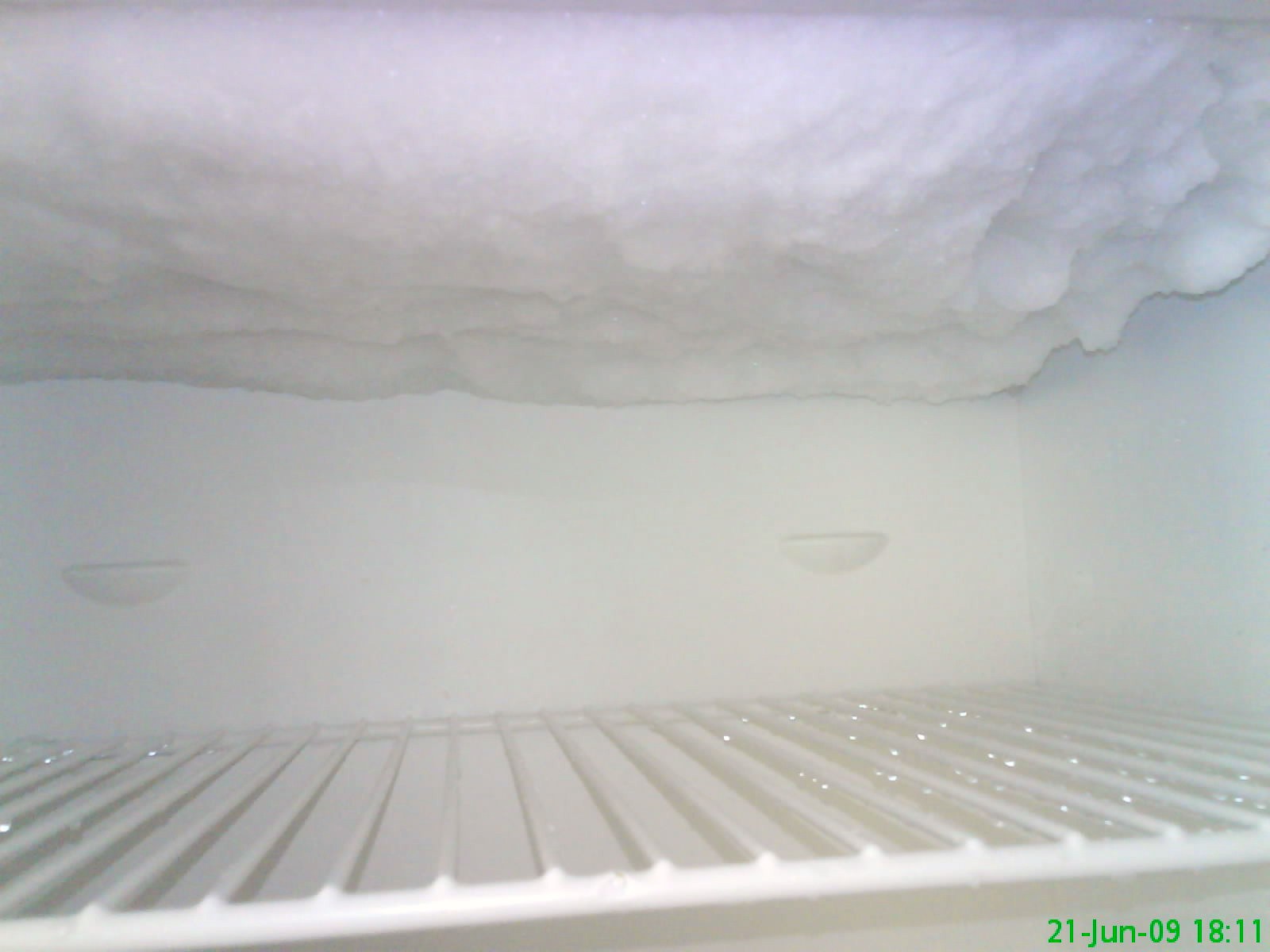 [Freezer+encrusted+with+frost+and+ice.JPG]