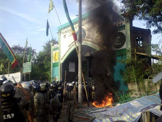 Kronologis penyebab kejadian Priok Berdarah 2010 Foto+Tragedi+Kerusuhan+Di+Makam+Mbah+Priok2