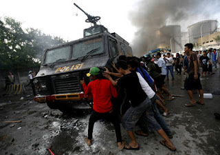 Kronologis penyebab kejadian Priok Berdarah 2010 Foto+Tragedi+Kerusuhan+Di+Makam+Mbah+Priok4