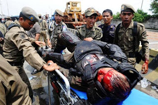 Kronologis penyebab kejadian Priok Berdarah 2010 Foto+Tragedi+Kerusuhan+Di+Makam+Mbah+Priok7