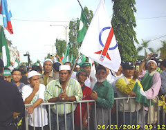 火箭出现在回教党队伍中，高举行动党旗的是回教党"象征"的支持者