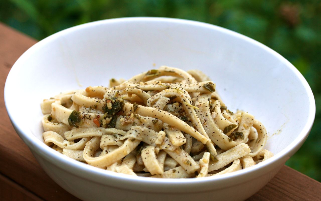 vita nostra Garden Herb and Walnut Pasta