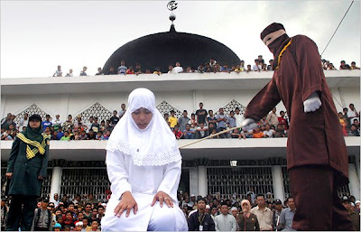 [18SG] Perbezaan sebatan cara islam dan sebatan cara sivil Banda+Aceh,+women+are+caned+under+local+Islamic+law.