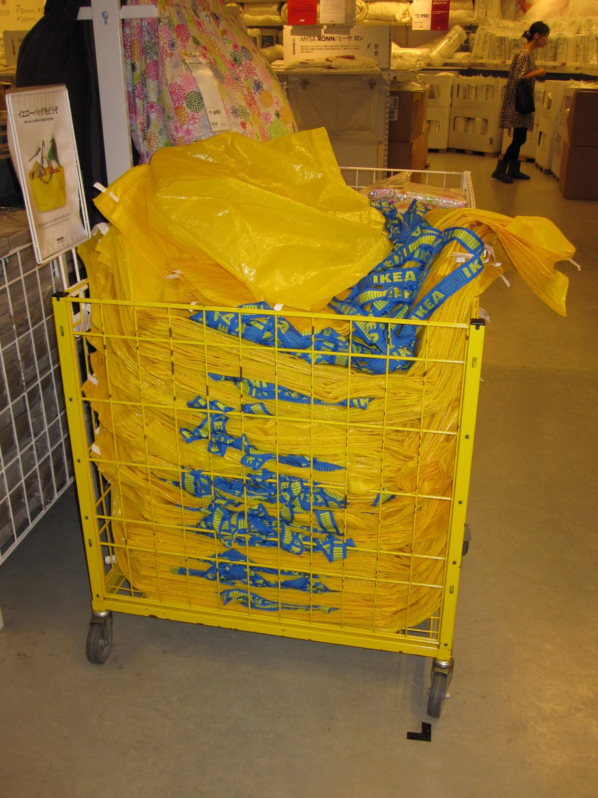 Internship in Tokyo "Codered!!", yellow bags are in disorder