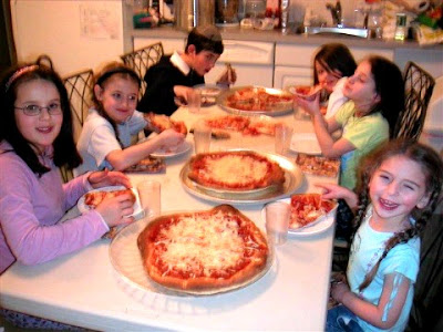 children eating pizza